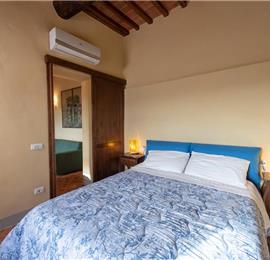 2 Bedroom Apartment with Terrace and Tuscan Views in Central Cortona, Sleeps 4